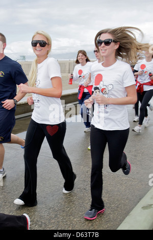 Paris Hilton und Nicky Hilton Promis beteiligen sich an "Relief Run" am Strand von Santa Monica um Geld für den amerikanischen Stockfoto