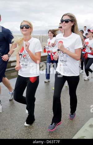 Paris Hilton und Nicky Hilton Promis beteiligen sich an "Relief Run" am Strand von Santa Monica um Geld für den amerikanischen Stockfoto