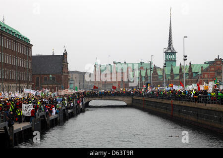 Kopenhagen, Dänemark. 11. April 2013. 40.000 LehrerInnen aus ganz Dänemark demonstrieren vor dem Parlamentsgebäude, Schloss Christiansborg, gegen die laufenden Sperre der Lehrer und der Regierungsreform Lehrer Zubereitung schneiden will mal längere Schulzeit zu finanzieren. Blick entlang des Kanals in Richtung der alten Börsengebäude - alle Nebenstraßen auch gefüllt mit demonstrieren, Lehrer und Förderer. Bildnachweis: Niels Quist / Alamy Live News Stockfoto