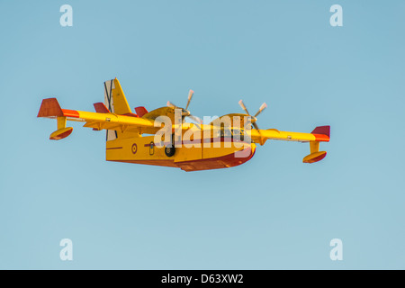 Feuerwehrmann-Flugzeug am Himmelshintergrund Stockfoto