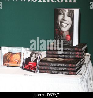 Janet Jackson Atmosphäre kümmert sich ihr Buch signieren für "wahr Sie: A Guide To zu finden und liebevolle Yourself" bei Barnes and Noble Stockfoto