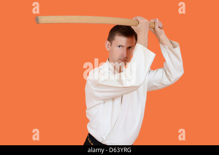 Der Mann führt Übungen aikido Stockfoto