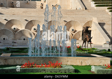 Moderne Skulpturen und Brunnen am Fuße des Wasserfalls, Eriwan, Armenien Stockfoto