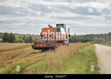 Alten Mähdrescher auf dem Feld in der Nähe von Straße Stockfoto