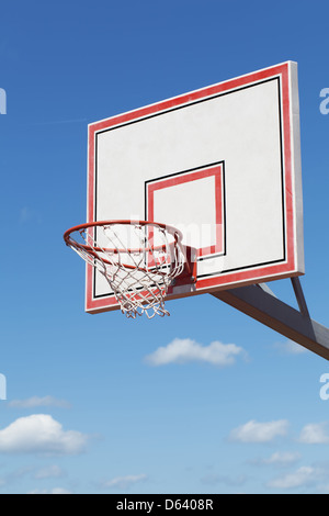 Basketballkorb auf blauen Himmelshintergrund Stockfoto