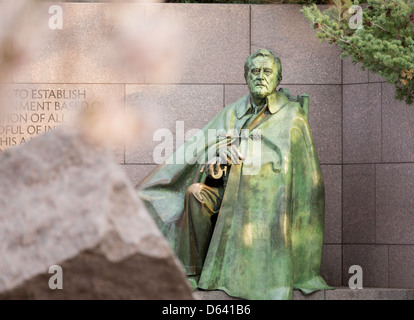 Frühe verschwommene japanische Kirschblüten umgeben das Denkmal für Präsident Franklin Delano Roosevelt in Washington, D.C. Stockfoto