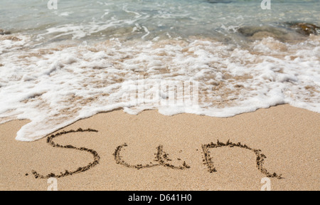 Sand Zeichnung am warmen Strand von Meeresbrandung in Karibik Rechtschreibung Sonne Stockfoto