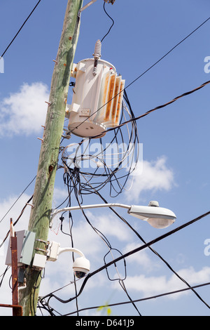 Komplizierte Verdrahtung Formen Kabelsalat auf Elektromasten mit Licht und Kamera Stockfoto