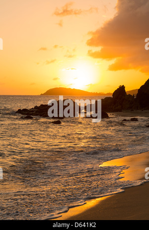 Sonnenuntergang über Inseln von Charlotte Amalie in St Thomas Frenchmans Bay entnommen Stockfoto