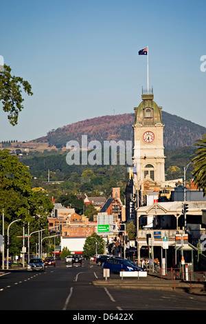 Ballarat, Australien / blickte Sturt Street in Richtung Ballarat Rathaus. Stockfoto