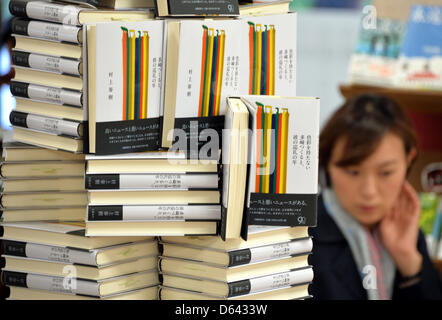 Tokio, Japan. 12. April 2013. Kopien der lang ersehnte Roman des japanischen Autors Haruki Murakami sind hoch in Sanseido Buchladen in Tokio auf Freitag, 12. April 2013 gestapelt.  Das Buch mit dem Titel "Farblosen Tsukuru Tazaki und seine Jahre Wallfahrt" ist das erste Werk von Japans berühmtesten Autor in drei Jahren. Eine monumentale Anzahl von Kopien - einer halben Millionen - wurde gedruckt.  (Foto von Natsuki Sakai/AFLO/Alamy Live-Nachrichten) Stockfoto
