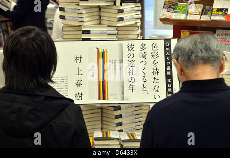 Tokio, Japan. 12. April 2013. Kopien der lang ersehnte Roman des japanischen Autors Haruki Murakami sind hoch in Sanseido Buchladen in Tokio auf Freitag, 12. April 2013 gestapelt.  Das Buch mit dem Titel "Farblosen Tsukuru Tazaki und seine Jahre Wallfahrt" ist das erste Werk von Japans berühmtesten Autor in drei Jahren. Eine monumentale Anzahl von Kopien - einer halben Millionen - wurde gedruckt.  (Foto von Natsuki Sakai/AFLO/Alamy Live-Nachrichten) Stockfoto