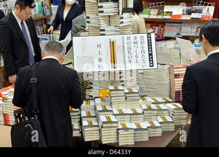 Tokio, Japan. 12. April 2013. Kopien der lang ersehnte Roman des japanischen Autors Haruki Murakami sind hoch in Sanseido Buchladen in Tokio auf Freitag, 12. April 2013 gestapelt.  Das Buch mit dem Titel "Farblosen Tsukuru Tazaki und seine Jahre Wallfahrt" ist das erste Werk von Japans berühmtesten Autor in drei Jahren. Eine monumentale Anzahl von Kopien - einer halben Millionen - wurde gedruckt.  (Foto von Natsuki Sakai/AFLO/Alamy Live-Nachrichten) Stockfoto