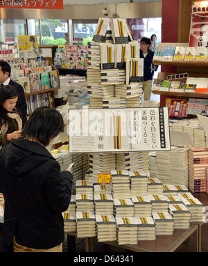 Tokio, Japan. 12. April 2013. Kopien der lang ersehnte Roman des japanischen Autors Haruki Murakami sind hoch in Sanseido Buchladen in Tokio auf Freitag, 12. April 2013 gestapelt.  Das Buch mit dem Titel "Farblosen Tsukuru Tazaki und seine Jahre Wallfahrt" ist das erste Werk von Japans berühmtesten Autor in drei Jahren. Eine monumentale Anzahl von Kopien - einer halben Millionen - wurde gedruckt.  (Foto von Natsuki Sakai/AFLO/Alamy Live-Nachrichten) Stockfoto
