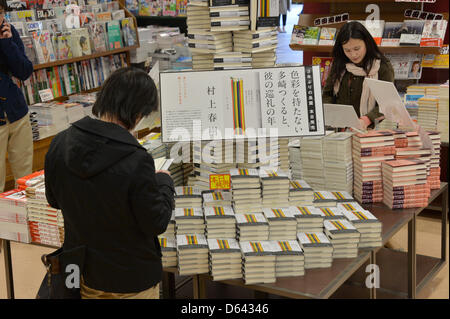 Tokio, Japan. 12. April 2013. Kopien der lang ersehnte Roman des japanischen Autors Haruki Murakami sind hoch in Sanseido Buchladen in Tokio auf Freitag, 12. April 2013 gestapelt.  Das Buch mit dem Titel "Farblosen Tsukuru Tazaki und seine Jahre Wallfahrt" ist das erste Werk von Japans berühmtesten Autor in drei Jahren. Eine monumentale Anzahl von Kopien - einer halben Millionen - wurde gedruckt.  (Foto von Natsuki Sakai/AFLO/Alamy Live-Nachrichten) Stockfoto