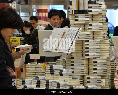 Tokio, Japan. 12. April 2013. Kopien der lang ersehnte Roman des japanischen Autors Haruki Murakami sind hoch in Sanseido Buchladen in Tokio auf Freitag, 12. April 2013 gestapelt.  Das Buch mit dem Titel "Farblosen Tsukuru Tazaki und seine Jahre Wallfahrt" ist das erste Werk von Japans berühmtesten Autor in drei Jahren. Eine monumentale Anzahl von Kopien - einer halben Millionen - wurde gedruckt.  (Foto von Natsuki Sakai/AFLO/Alamy Live-Nachrichten) Stockfoto