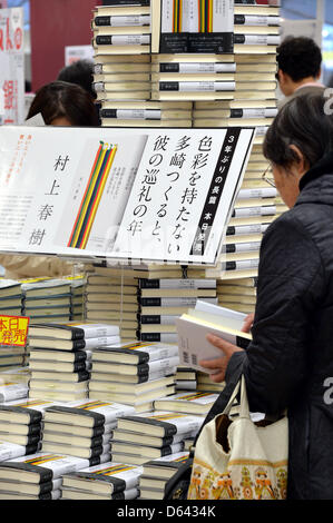 Tokio, Japan. 12. April 2013. Kopien der lang ersehnte Roman des japanischen Autors Haruki Murakami sind hoch in Sanseido Buchladen in Tokio auf Freitag, 12. April 2013 gestapelt.  Das Buch mit dem Titel "Farblosen Tsukuru Tazaki und seine Jahre Wallfahrt" ist das erste Werk von Japans berühmtesten Autor in drei Jahren. Eine monumentale Anzahl von Kopien - einer halben Millionen - wurde gedruckt.  (Foto von Natsuki Sakai/AFLO/Alamy Live-Nachrichten) Stockfoto