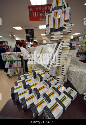 Tokio, Japan. 12. April 2013. Kopien der lang ersehnte Roman des japanischen Autors Haruki Murakami sind hoch in Sanseido Buchladen in Tokio auf Freitag, 12. April 2013 gestapelt.  Das Buch mit dem Titel "Farblosen Tsukuru Tazaki und seine Jahre Wallfahrt" ist das erste Werk von Japans berühmtesten Autor in drei Jahren. Eine monumentale Anzahl von Kopien - einer halben Millionen - wurde gedruckt.  (Foto von Natsuki Sakai/AFLO/Alamy Live-Nachrichten) Stockfoto