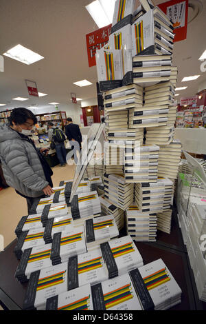 Tokio, Japan. 12. April 2013. Kopien der lang ersehnte Roman des japanischen Autors Haruki Murakami sind hoch in Sanseido Buchladen in Tokio auf Freitag, 12. April 2013 gestapelt.  Das Buch mit dem Titel "Farblosen Tsukuru Tazaki und seine Jahre Wallfahrt" ist das erste Werk von Japans berühmtesten Autor in drei Jahren. Eine monumentale Anzahl von Kopien - einer halben Millionen - wurde gedruckt.  (Foto von Natsuki Sakai/AFLO/Alamy Live-Nachrichten) Stockfoto