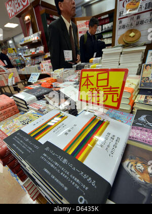 Tokio, Japan. 12. April 2013. Kopien der lang ersehnte Roman des japanischen Autors Haruki Murakami sind hoch in Sanseido Buchladen in Tokio auf Freitag, 12. April 2013 gestapelt.  Das Buch mit dem Titel "Farblosen Tsukuru Tazaki und seine Jahre Wallfahrt" ist das erste Werk von Japans berühmtesten Autor in drei Jahren. Eine monumentale Anzahl von Kopien - einer halben Millionen - wurde gedruckt.  (Foto von Natsuki Sakai/AFLO/Alamy Live-Nachrichten) Stockfoto