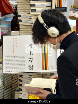 Tokio, Japan. 12. April 2013. Haruki Murakami Fan blättert eine Kopie der lang erwartete neue Roman in Sanseido Buchladen in Tokio auf Freitag, 12. April 2013.  Das Buch mit dem Titel "Farblosen Tsukuru Tazaki und seine Jahre Wallfahrt" ist das erste Werk von Japans berühmtesten Autor in drei Jahren. Eine monumentale Anzahl von Kopien - einer halben Millionen - wurde gedruckt.  (Foto von Natsuki Sakai/AFLO/Alamy Live-Nachrichten) Stockfoto