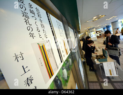 Tokio, Japan. 12. April 2013. Kopien von Harukis lang erwartete neue Roman sind an einem speziellen Schalter vor Sanseido Buchladen in Tokio auf Freitag, 12. April 2013 eingerichtet verkauft.  Das Buch mit dem Titel "Farblosen Tsukuru Tazaki und seine Jahre Wallfahrt" ist das erste Werk von Japans berühmtesten Autor in drei Jahren. Eine monumentale Anzahl von Kopien - einer halben Millionen - wurde gedruckt.  (Foto von Natsuki Sakai/AFLO/Alamy Live-Nachrichten) Stockfoto