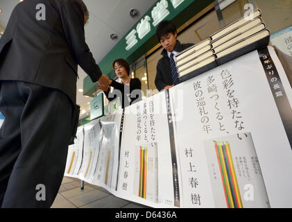 Tokio, Japan. 12. April 2013. Kopien von Harukis lang erwartete neue Roman sind an einem speziellen Schalter vor Sanseido Buchladen in Tokio auf Freitag, 12. April 2013 eingerichtet verkauft.  Das Buch mit dem Titel "Farblosen Tsukuru Tazaki und seine Jahre Wallfahrt" ist das erste Werk von Japans berühmtesten Autor in drei Jahren. Eine monumentale Anzahl von Kopien - einer halben Millionen - wurde gedruckt.  (Foto von Natsuki Sakai/AFLO/Alamy Live-Nachrichten) Stockfoto