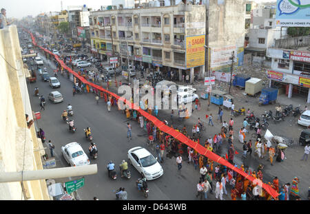 Bhopal, Indien. 11. April 2013. In einer Prozession von hinduistischen Gläubigen in Bhopal auf Donnerstag, 11. April 2013, dem ersten Tag des Chaitra Navratra Festival(9days festival of Goddess Durga worship in Hindu calendar month Chatra) nimmt eine einen Kilometer lange "Chunari" (ein rotes Tuch für Göttin Durga). Bildnachweis: Devendra Dube / Alamy Live News Stockfoto