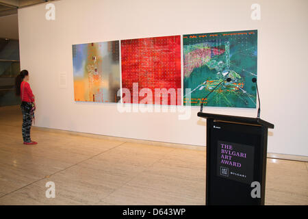 Sydney, Australien. 12. April 2013. Der Gewinner des Bulgari Art Award 2013 war in der Art Gallery of New South Wales von Dr. Michael Brand, Direktor der Art Gallery of New South Wales und Julie Ann Morrison, managing Director von Bulgari Australien und dem Vereinigten Königreich.  Jon Cattapans Malerei Imagine ein Floß (harte Müll 4 + 5) 2012 gewann den Preis im Wert von $80,0000. Die Bulgari-Award besteht aus ein $50.000-Malerei-Übernahme für die Art Gallery of New South Wales und eine Residency in Italien im Wert von $30.000. Der gesamten Prämie von $80.000 ist eines der wertvollsten Kunstpreise in Australien. Kredit: Richard Milnes / Alamy Stockfoto