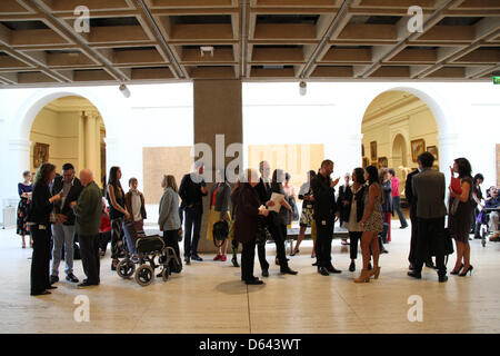 Sydney, Australien. 12. April 2013. Der Gewinner des Bulgari Art Award 2013 war in der Art Gallery of New South Wales von Dr. Michael Brand, Direktor der Art Gallery of New South Wales und Julie Ann Morrison, managing Director von Bulgari Australien und dem Vereinigten Königreich.  Jon Cattapans Malerei Imagine ein Floß (harte Müll 4 + 5) 2012 gewann den Preis im Wert von $80,0000. Die Bulgari-Award besteht aus ein $50.000-Malerei-Übernahme für die Art Gallery of New South Wales und eine Residency in Italien im Wert von $30.000. Der gesamten Prämie von $80.000 ist eines der wertvollsten Kunstpreise in Australien. Kredit: Richard Milnes / Alamy Stockfoto