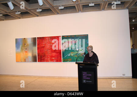 Sydney, Australien. 12. April 2013. Der Gewinner des Bulgari Art Award 2013 war in der Art Gallery of New South Wales von Dr. Michael Brand, Direktor der Art Gallery of New South Wales und Julie Ann Morrison, managing Director von Bulgari Australien und dem Vereinigten Königreich.  Jon Cattapans Malerei Imagine ein Floß (harte Müll 4 + 5) 2012 gewann den Preis im Wert von $80,0000. Die Bulgari-Award besteht aus ein $50.000-Malerei-Übernahme für die Art Gallery of New South Wales und eine Residency in Italien im Wert von $30.000. Der gesamten Prämie von $80.000 ist eines der wertvollsten Kunstpreise in Australien. Kredit: Richard Milnes / Alamy Stockfoto