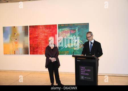 Sydney, Australien. 12. April 2013. Der Gewinner des Bulgari Art Award 2013 war in der Art Gallery of New South Wales von Dr. Michael Brand, Direktor der Art Gallery of New South Wales und Julie Ann Morrison, managing Director von Bulgari Australien und dem Vereinigten Königreich.  Jon Cattapans Malerei Imagine ein Floß (harte Müll 4 + 5) 2012 gewann den Preis im Wert von $80,0000. Die Bulgari-Award besteht aus ein $50.000-Malerei-Übernahme für die Art Gallery of New South Wales und eine Residency in Italien im Wert von $30.000. Der gesamten Prämie von $80.000 ist eines der wertvollsten Kunstpreise in Australien. Kredit: Richard Milnes / Alamy Stockfoto