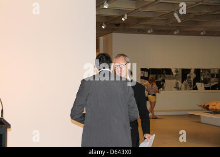 Sydney, Australien. 12. April 2013. Der Gewinner des Bulgari Art Award 2013 war in der Art Gallery of New South Wales von Dr. Michael Brand, Direktor der Art Gallery of New South Wales und Julie Ann Morrison, managing Director von Bulgari Australien und dem Vereinigten Königreich.  Jon Cattapans Malerei Imagine ein Floß (harte Müll 4 + 5) 2012 gewann den Preis im Wert von $80,0000. Die Bulgari-Award besteht aus ein $50.000-Malerei-Übernahme für die Art Gallery of New South Wales und eine Residency in Italien im Wert von $30.000. Der gesamten Prämie von $80.000 ist eines der wertvollsten Kunstpreise in Australien. Kredit: Richard Milnes / Alamy Stockfoto