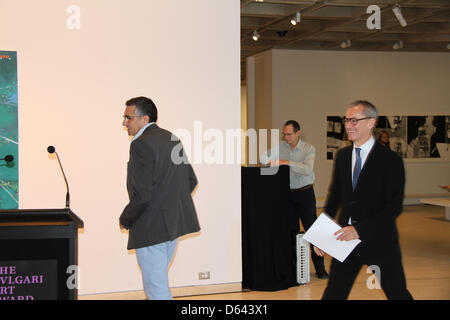 Sydney, Australien. 12. April 2013. Der Gewinner des Bulgari Art Award 2013 war in der Art Gallery of New South Wales von Dr. Michael Brand, Direktor der Art Gallery of New South Wales und Julie Ann Morrison, managing Director von Bulgari Australien und dem Vereinigten Königreich.  Jon Cattapans Malerei Imagine ein Floß (harte Müll 4 + 5) 2012 gewann den Preis im Wert von $80,0000. Die Bulgari-Award besteht aus ein $50.000-Malerei-Übernahme für die Art Gallery of New South Wales und eine Residency in Italien im Wert von $30.000. Der gesamten Prämie von $80.000 ist eines der wertvollsten Kunstpreise in Australien. Kredit: Richard Milnes / Alamy Stockfoto