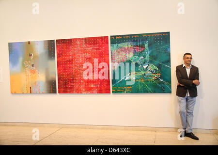 Sydney, Australien. 12. April 2013. Der Gewinner des Bulgari Art Award 2013 war in der Art Gallery of New South Wales von Dr. Michael Brand, Direktor der Art Gallery of New South Wales und Julie Ann Morrison, managing Director von Bulgari Australien und dem Vereinigten Königreich.  Jon Cattapans Malerei Imagine ein Floß (harte Müll 4 + 5) 2012 gewann den Preis im Wert von $80,0000. Die Bulgari-Award besteht aus ein $50.000-Malerei-Übernahme für die Art Gallery of New South Wales und eine Residency in Italien im Wert von $30.000. Der gesamten Prämie von $80.000 ist eines der wertvollsten Kunstpreise in Australien. Kredit: Richard Milnes / Alamy Stockfoto