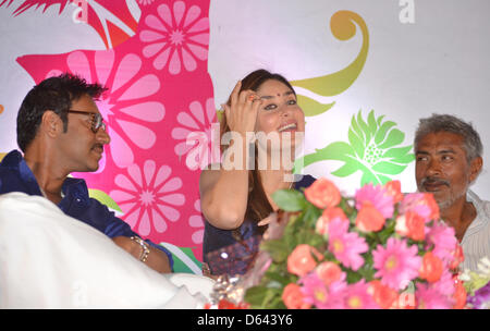 Bhopal, Indien. 11. April 2013. Filmstars aus kommenden Film Satyagraha besuchen premiere, organisiert von Madhya Pradesh IAS Association in Bhopal am Donnerstag, 11. April 2013. Ajay Devgan, Kareena Kapoor & Prakash Jha (L, R) beim Festival. Bildnachweis: Devendra Dube / Alamy Live News Stockfoto