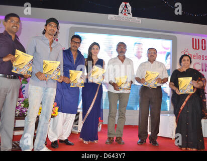 Bhopal, Indien. 11. April 2013. Filmstars aus kommenden Film Satyagraha besuchen premiere, organisiert von Madhya Pradesh IAS Association in Bhopal am Donnerstag, den 11. April 2013.stars Freigabe Souvenir des Festivals. Bildnachweis: Devendra Dube / Alamy Live News Stockfoto