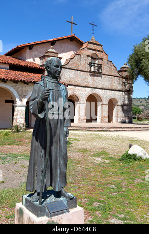 Statue von Pater Junipero Serra steht an Mission San Antonio de Padua entlang der El Camino Real in Kalifornien. Stockfoto