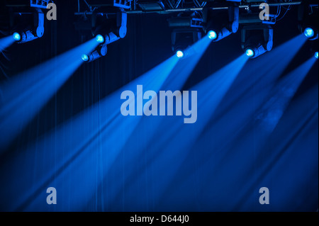 Blaue Bühne Strahler Stockfoto