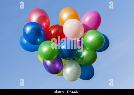 Verschiedene bunte Luftballons in den Himmel Stockfoto