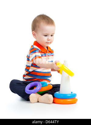 Hapy Baby junge spielt mit bunten Spielzeug isoliert auf weiss Stockfoto
