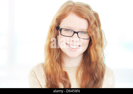 Teenager-Mädchen in Brillen, Blick in die Kamera Lächeln Stockfoto