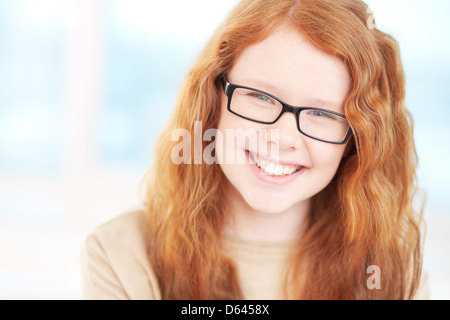 Teenager-Mädchen in Brillen, Blick in die Kamera Lächeln Stockfoto