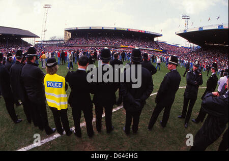 Archiv: Hillsborough Katastrophe 15. April 1989 FA Cup-Halbfinale-Liverpool V Nottingham Forest. Das FA-Cup-Halbfinale zwischen Liverpool und Nottingham Forest wurde nach sechs Minuten des Spiels abgebrochen. in der Katastrophe starb 96 Fans in Liverpool Ende in der Leppings Lane, erdrückt. South Yorkshire Polizei war im Einsatz auf dem Spiel. Gespielt wurde in der neutralen Zone von Hillsborough, Heimat von Sheffield Wednesday. Bild: Paul Marriott Photography Stockfoto