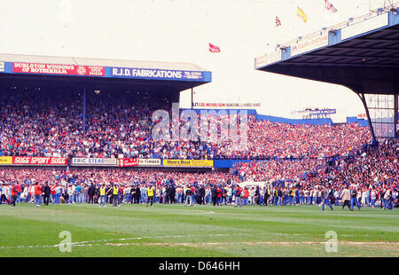 Archiv: Hillsborough Katastrophe 15. April 1989 FA Cup-Halbfinale-Liverpool V Nottingham Forest. Das FA-Cup-Halbfinale zwischen Liverpool und Nottingham Forest wurde nach sechs Minuten des Spiels abgebrochen. in der Katastrophe starb 96 Fans in Liverpool Ende in der Leppings Lane, erdrückt. South Yorkshire Polizei war im Einsatz auf dem Spiel. Gespielt wurde in der neutralen Zone von Hillsborough, Heimat von Sheffield Wednesday. Bild: Paul Marriott Photography Stockfoto