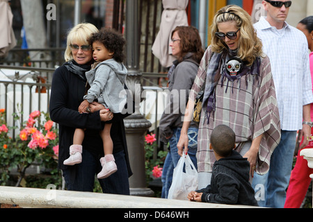 Lou Sulola Samuel, Erna Klum, Heidi Klum, Johan Samuel Heidi Klum zusammen mit ihren Kindern und Eltern werden im The Grove Los gesehen. Stockfoto