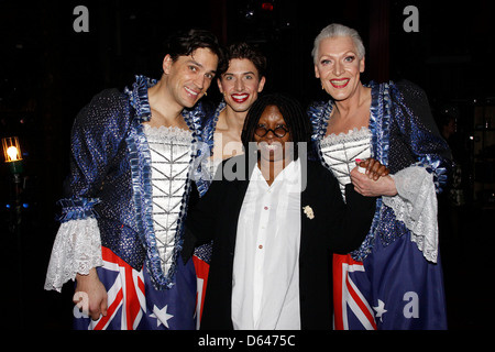 Willen Swenson, Nick Adams, Tony Sheldon und Whoopi Goldberg echte Diven treffen Broadway Diven backstage beim Musical "Priscilla: Stockfoto