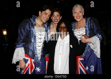 Willen Swenson, Nick Adams, Tony Sheldon und Whoopi Goldberg echte Diven treffen Broadway Diven backstage beim Musical "Priscilla: Stockfoto