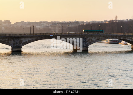 Blick auf Pont des Invalides in Paris auf dem sunset Stockfoto