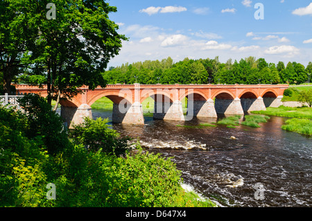 Backsteinbrücke über Venta Fluß in Kuldiga, Lettland Stockfoto